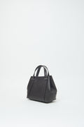 Zwarte leren tas van Peserico met korte handvatten en gestikt ontwerp, SS26