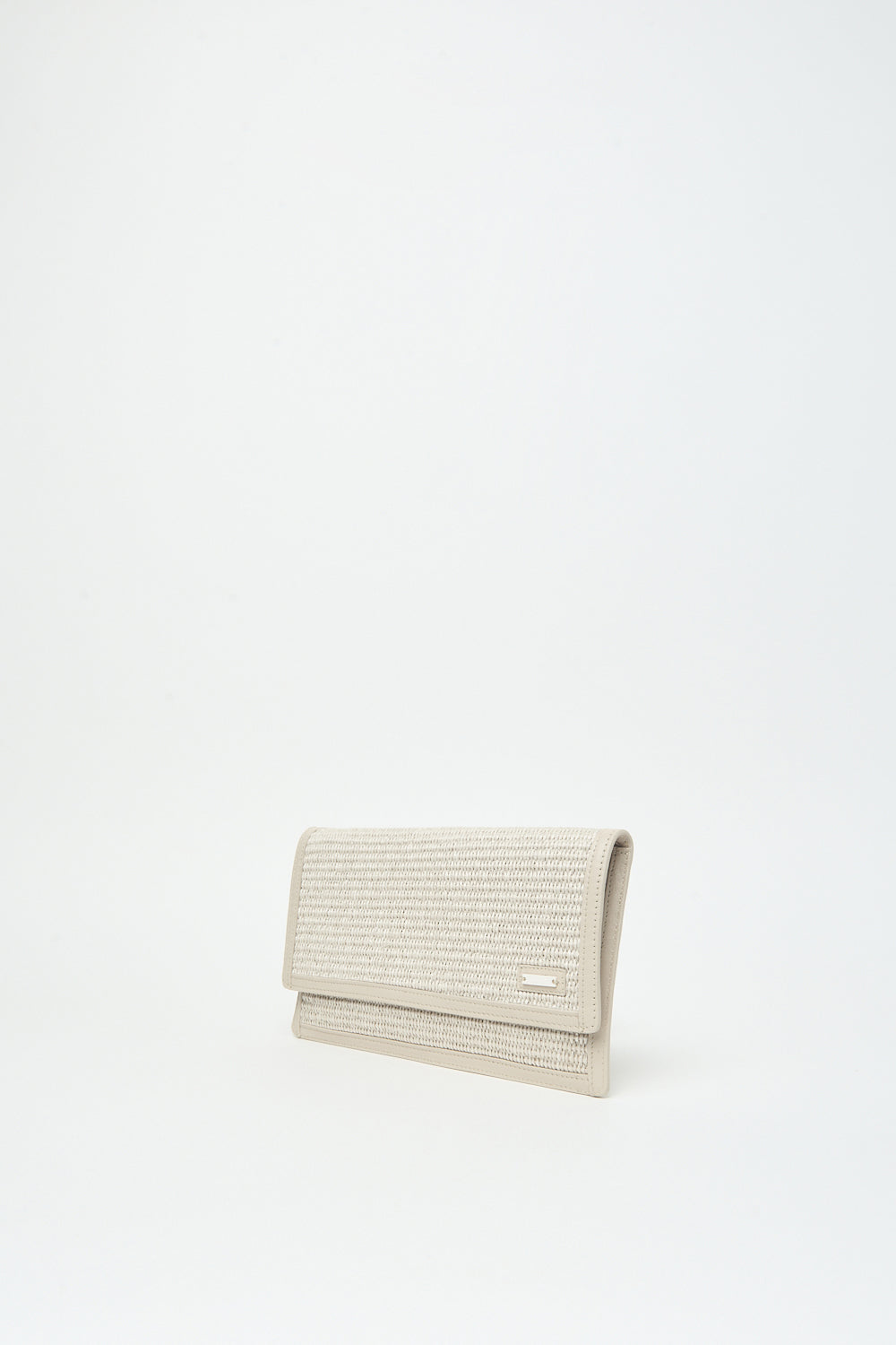 Luxe rieten portemonnee in beige van Peserico met metalen label en gestikt randje