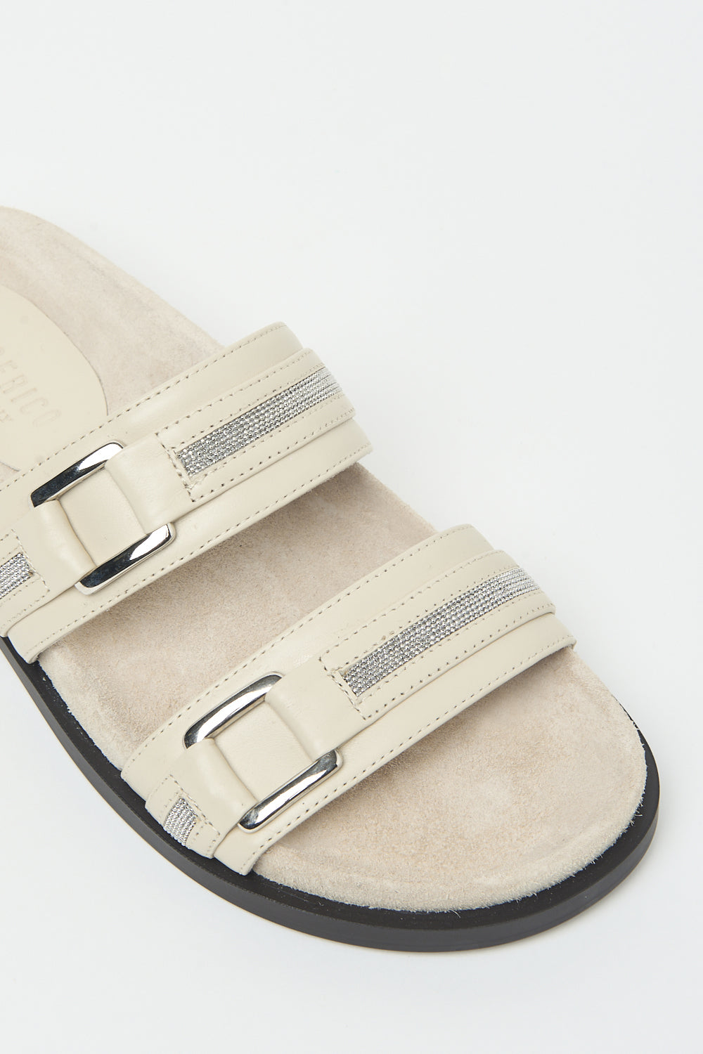 Luxe sandaal van Peserico in crèmekleur met zilveren accenten en riemmetjes