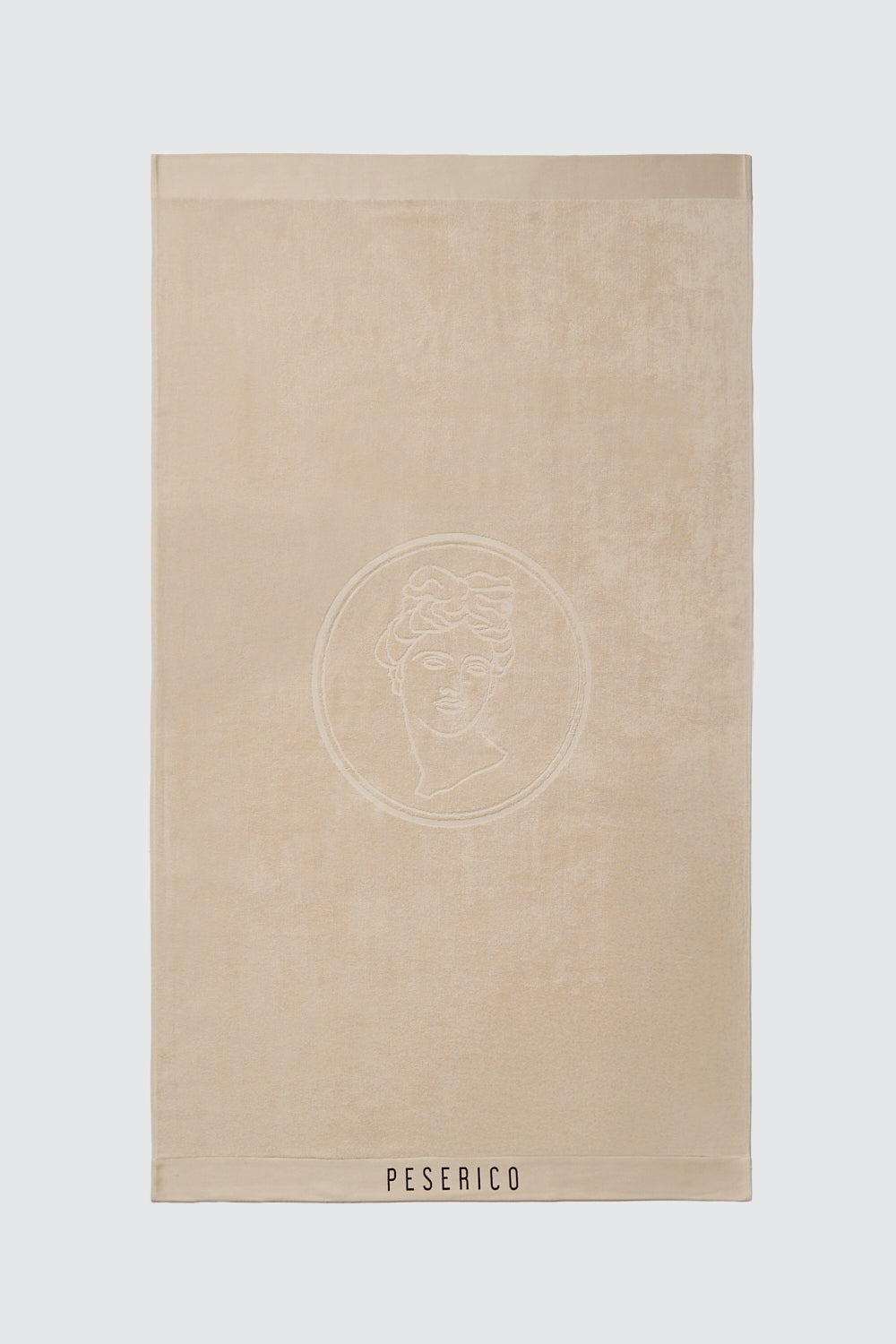 Peserico badhanddoek beige met geborduurd klassiek portret en merknaam