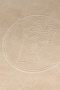 Peserico badhanddoek beige met geborduurd klassiek hoofd in cirkel
