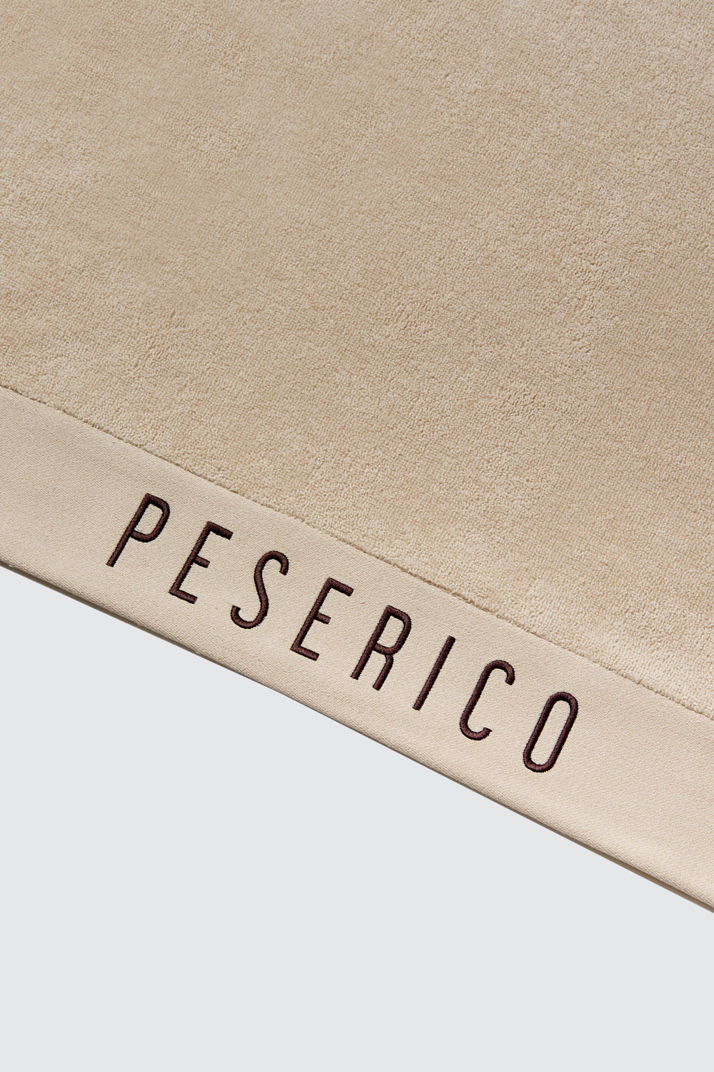 Peserico badhanddoek beige met borduurwerk merknaam in donkerbruin