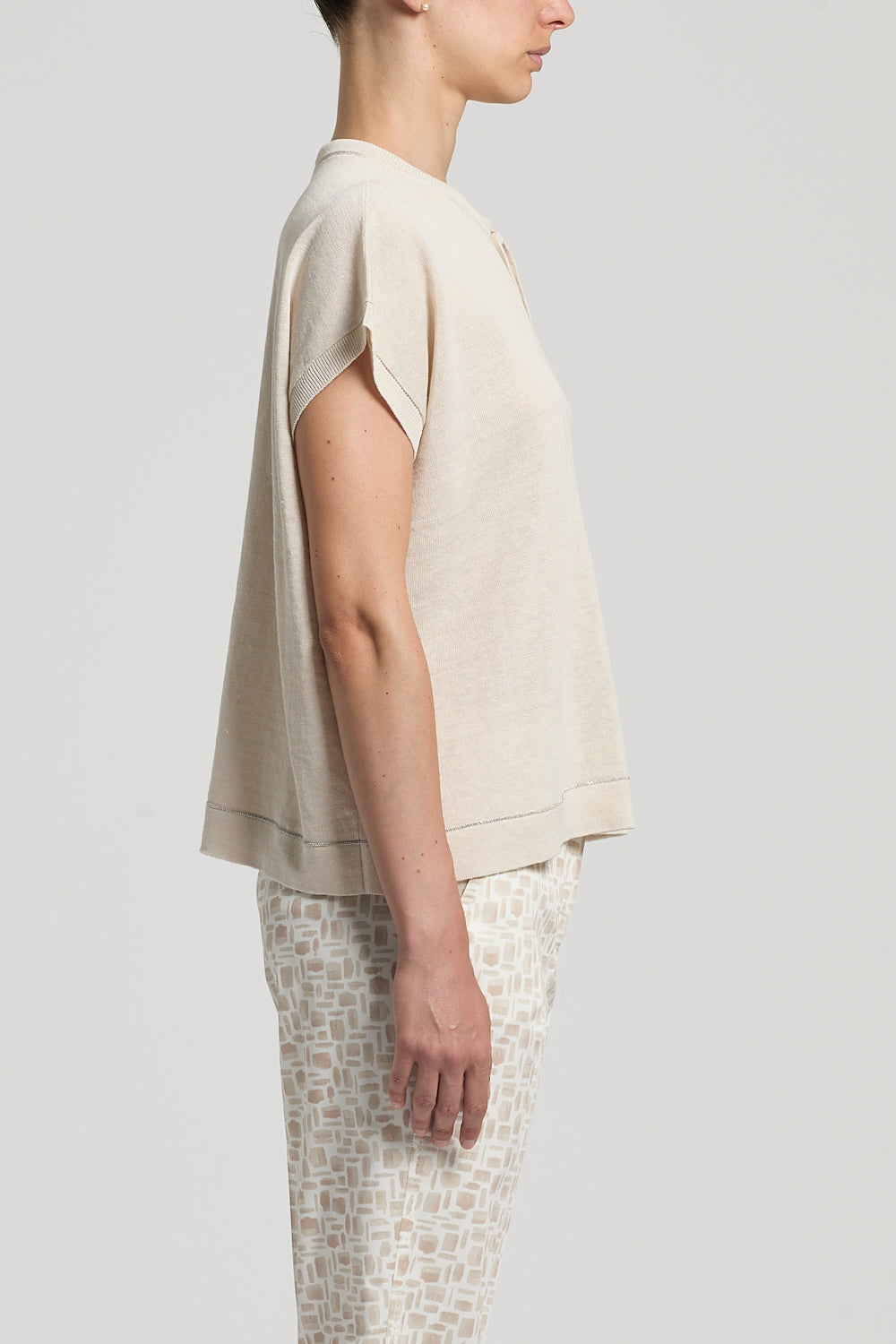 Knit sweater kort model in ecru van Peserico met afgeronde mouwen en ribbingsdetail