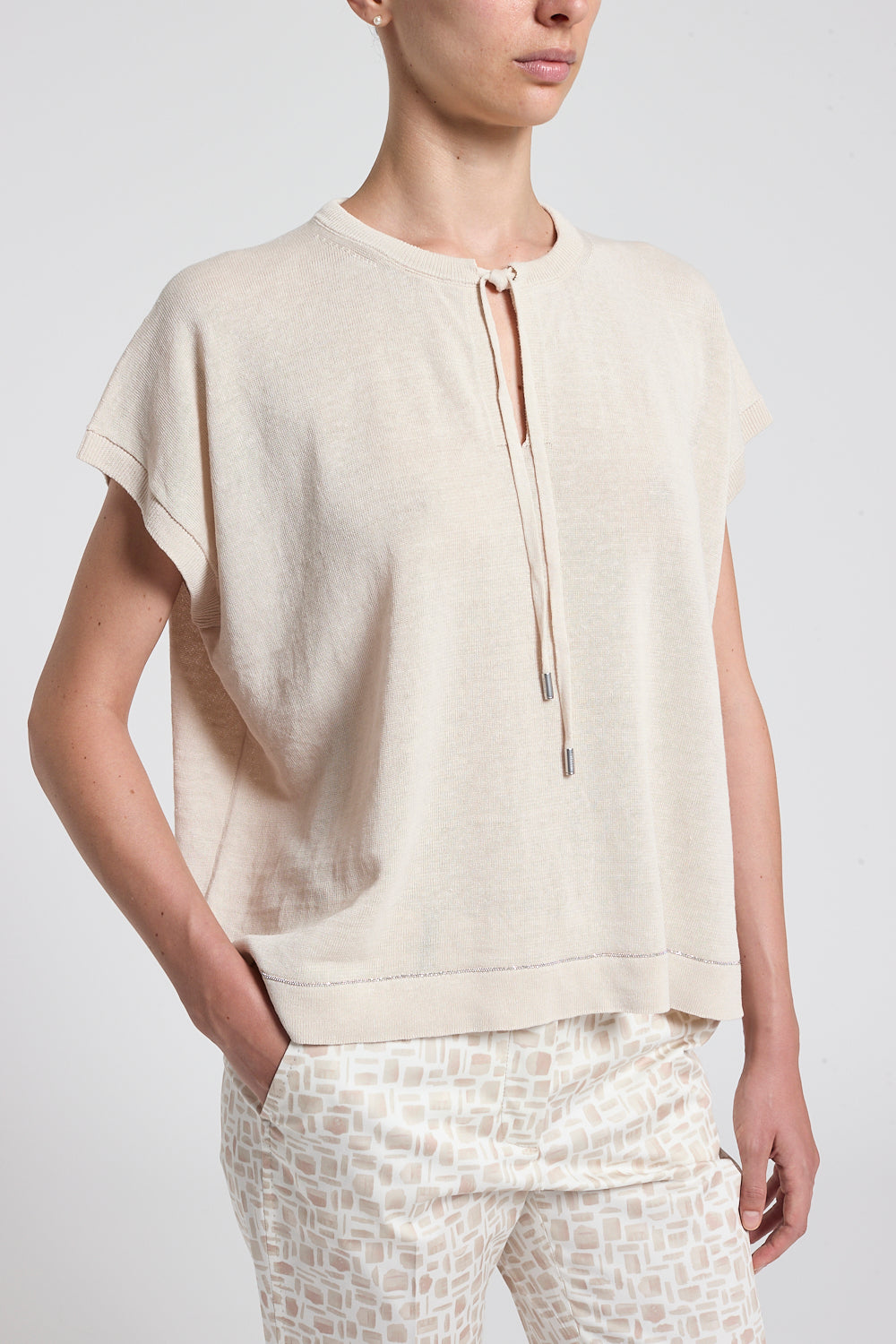 Knit sweater kort model in ecru van Peserico met voorste strik en zilveren accenten